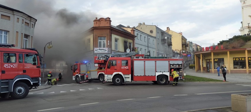 Ogromny pożar na ulicy Młyńskiej w Ostrowcu. A akcji ponad 20 strażaków! Jeden z nich został ranny [ZDJĘCIA]