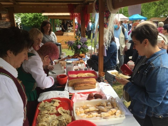 6. edycja Świętokrzyskiego Festiwalu Smaków już  w niedzielę i poniedziałek, 1 i 2 maja 2022 roku.  Impreza trwać będzie w godzinach od 11 do 18 w Parku Etnograficznym w Tokarni koło Kielc.Zobaczcie na kolejnych zdjęciach, jakie atrakcje na Was czekają>>>