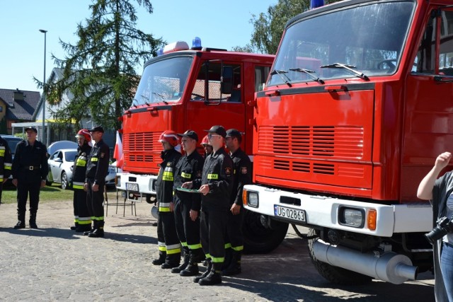 Antoni Macierewicz, szef MON,  sprezentował strażakom z OSP Brusy i OSP Leśno wozy bojowe. W środę zostały przekazane przez Bartłomieja Grabskiego, sekretarza stanu w MON
