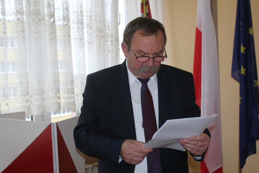 Radni  powiatu radziejowskiego złożyli ślubowanie, wybrali władze - starostą został Jarosław Kołtuniak