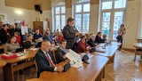 Po krytyce reformy szkół radny Marek Zarębski wyleciał z klubu Ziemi Strzeleckiej. Padły ostre słowa, że radnego nie da się przekupić