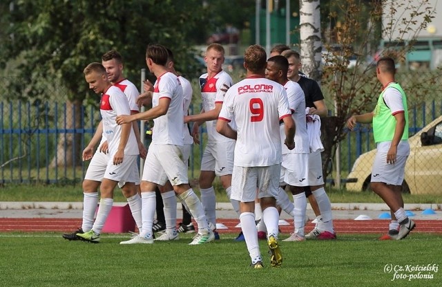 Tak cieszyli się piłkarze Polonii Środa po zdobyciu jednej z bramek w wyjazdowym meczu z Kotwicą Kórnik, wygranym przez podopiecznych Krzysztofa Kapuścińskiego 3:1