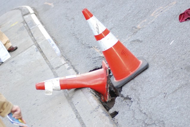 Drogowcy nie ukrywają, że postęp prac na miejskich gruntówkach zależy już tylko od pogody. Na razie prace zakończyły się na: Dobrzyńskiej, Łososiowej, Głębinowej, Pustej, Filareckiej i Tatarakowej, a trwają na: Falistej, Wczasowej (na zdjęciu), Rynarzewskiej, Ziemskiej, Prostej, Wyrzyskiej i kompleksie dziewięciu uliczek na Miedzyniu. Roboty zakończą się na nich jeszcze w listopadzie. To jednak nie koniec, bo jeszcze na ten rok zapowiedziano rozpoczęcie utwardzania: Juhasów, Janosika, Zbójnickiej, Taterników, Pogodnej i Syrokomli, Pijarów, Jabłonowskiej, Cmentarnej i Brandta.