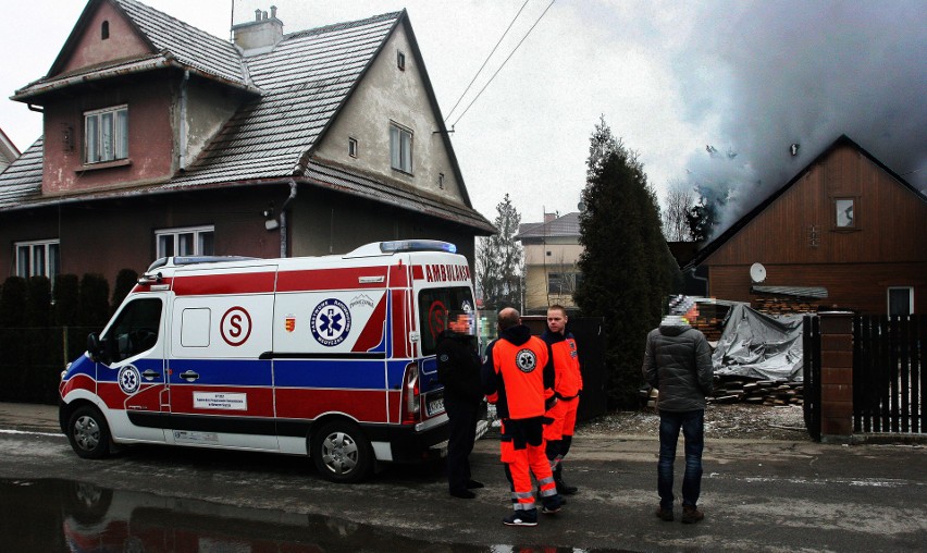 Pożar domu przy Poniatowskiego w Nowym Sączu. Siedem straży walczy z ogniem[ZDJECIA, WIDEO]