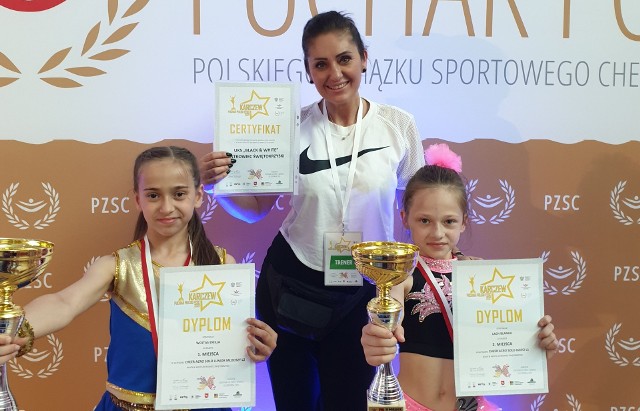 20 czerwca 2021  odbyl sie w Karczewie Puchar Polski w Cheerleadingu w którym po raz pierwszy wziął udział ostrowiecka klub fitness UKS Black&White. Wystąpiły 2 zawodniczki w kategoriach siłowych i zajęły miejsca na podium.Na 1 miejscu uplasowała się  Emilka Wojtas w kategorii junior młodszy acro solo,  a na 2 miejscu Blanka Lach w kategorii acro solo dzieci. Ta dyscyplina sportu nie różni się dużo od fitness, dlatego z pewnością na następnych zawodach we wrześniu będzie uczestniczyło już więcej zawodniczek. - Myślimy także o stworzeniu  duetów i dużych formacji, które są bardzo widowiskowe, chociażby ze względu na używanie charakterystycznych dla cheerleadingu pomponów i okrzyków dopingujących drużynę - powiedziała trener ostrowieckiego klubu Joanna Kępa.Galeria zdjęć na kolejnych slajdach>>>(dor)