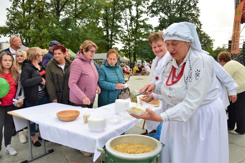 "Cyganianki" częstowały kapustą z grochem i kaszą jaglaną....