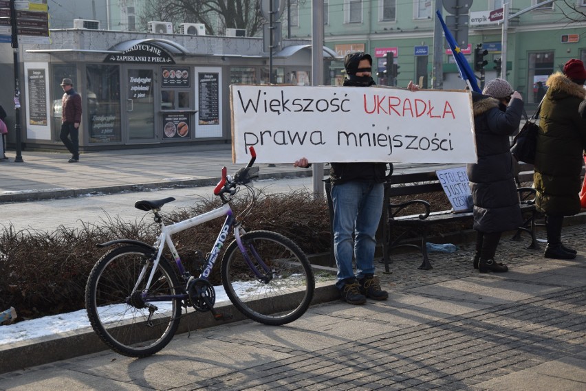 Częstochowa: Protest Komitetu Obrony Demokracji "Skradziona Sprawiedliwość" w alei NMP ZDJĘCIA