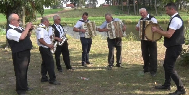 Kapela Staręgi uświetni swoim występem niedzielne Święto Jabłka w Parku Winiary w Warce.