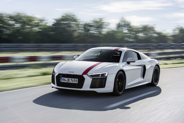 Audi R8 V10 RWSAudi Sport GmbH poszerza serię modelową R8, wprowadzając nową wersję z napędem na tylną oś. Audi R8 V10 RWS pojawi się na rynku w limitowanej edycji 999 egzemplarzy w wersjach Coupe i Spyder. Samochód napędzany jest na tylne koła (Rear Wheel Series). Ręczna produkcja ekskluzywnego modelu ruszy w manufakturze R8 w Böllinger Höfe. Fot. Audi