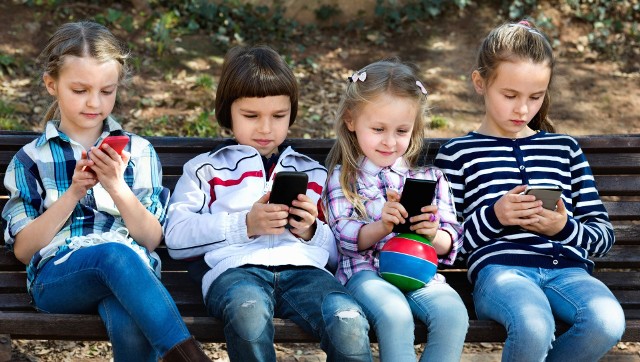 Według danych Urzędu Komunikacji Elektronicznej z 2019 r. blisko 9 na 10 dzieci korzysta codziennie z internetu. Wśród dzieci w wieku 7-15 lat telefon komórkowy posiada ponad 80 procent, a z wiekiem ten odsetek rośnie. Własnym smartfonem może pochwalić się każdy nastolatek w wieku 13-15 lat.