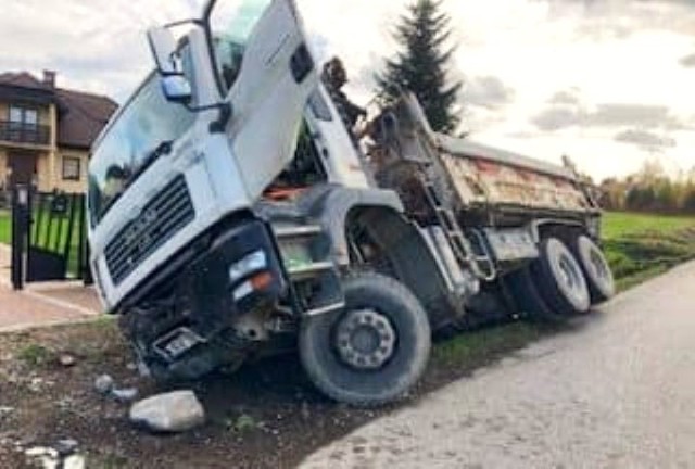 Wypadek pojazdu ciężarowego w Lipniku