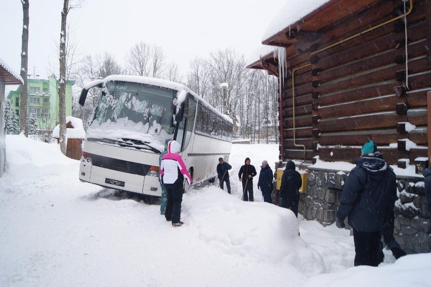 Zakopane: awantura o węgierski autokar w śnieżnej zaspie [WIDEO, ZDJĘCIA]
