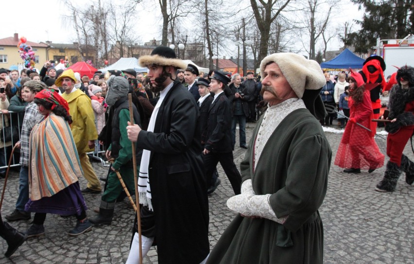 Gmina Jedlińsk. Ścięcie Śmierci 2018. Jedlińskie Kusaki - zwyczaj, który przetrwał kilkaset lat. Korowód przebierańców przeszedł ulicami 