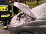 Pożar samochodu w Ostrołęce. 30.09.2021. Interweniowała straż pożarna. Zdjęcia