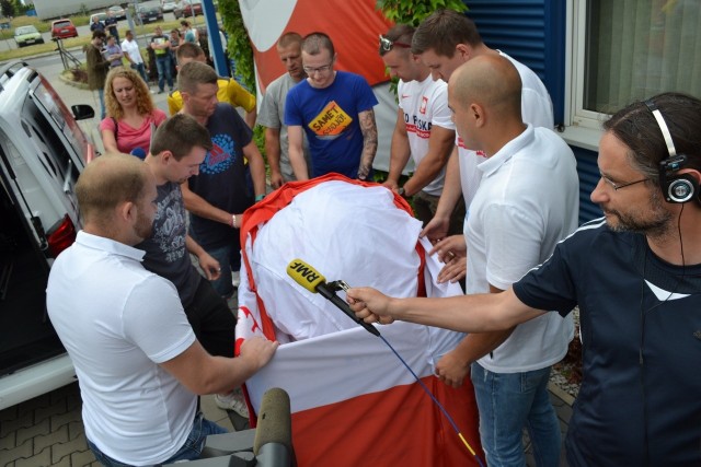 Gigantyczna flaga Polski już w drodze na Euro 2016. Czy przyniesie szczęście naszym w czasie meczu Polska - Portugalia?