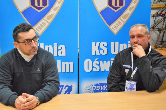 Robert Kalaber (z lewej, trener Jastrzębia) i Jirzi Szejba, trener Unii Oświęcim