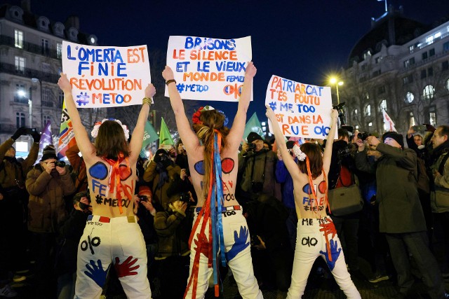 Feministki protestowały przeciw pobłażliwemu traktowaniu Gerarda Depardieu przez prezydenta Macrona