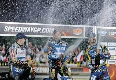 Najlepsi w Pradze żużlowcy świętują swe miejsca na podium, od lewej Jaroslaw Hampel, Greg Hancock i Tomasz Gollob Fot. PAP/EPA/FILIP SINGER