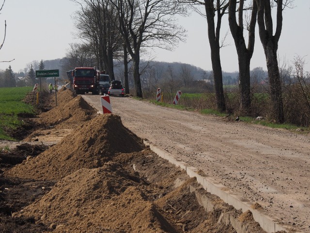 Nowa droga, przy której trwają prace, to inwestycja powiatowa, droga do Podamirowa