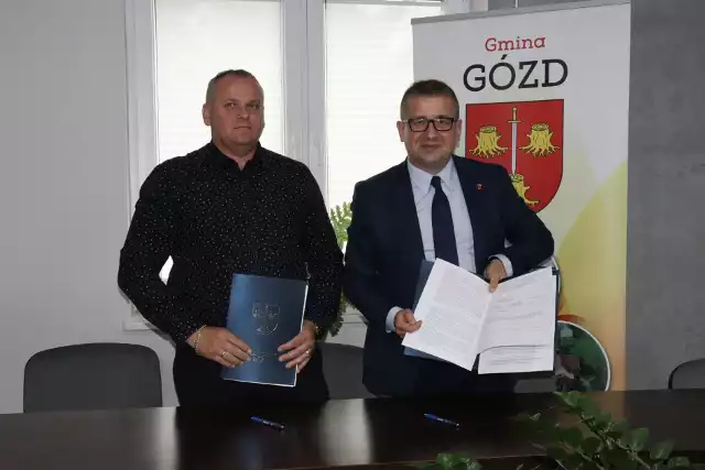 Wójt gminy Gozd Paweł Dziewit (z prawej) oraz Marek Baran wykonawca