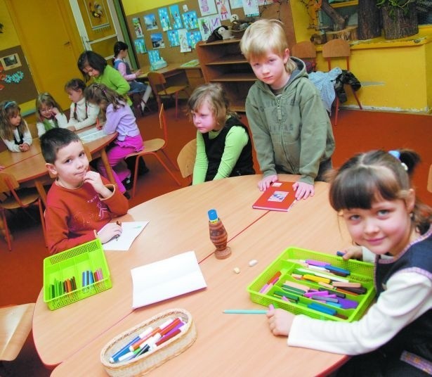 W przedszkolach dzieci mają specjalne sale do nauki i do zabawy. Takie warunki muszą zapewnić sześciolatkom także szkoły. Większość z nich nie posiada jednak odpowiednich mebli i pomocy dydaktycznych.