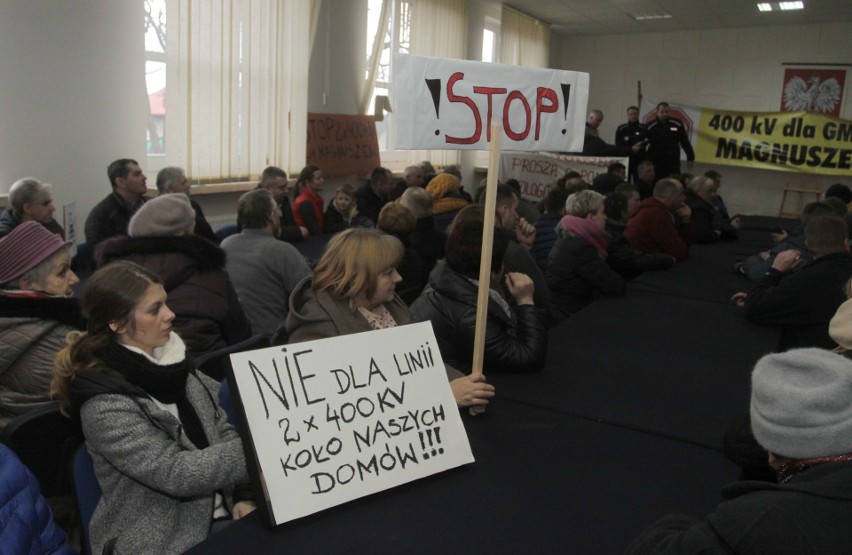 Gmina Magnuszew. Protest przeciw linii 400 kV. Policja nie dopuściła do wiecu, spotkanie w urzędzie