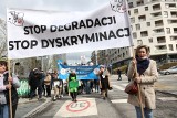 Protest pielęgniarek przeszedł przez Kraków. Prawie tysiąc osób na marszu. "Stop degradacji, stop dyskryminacji" 