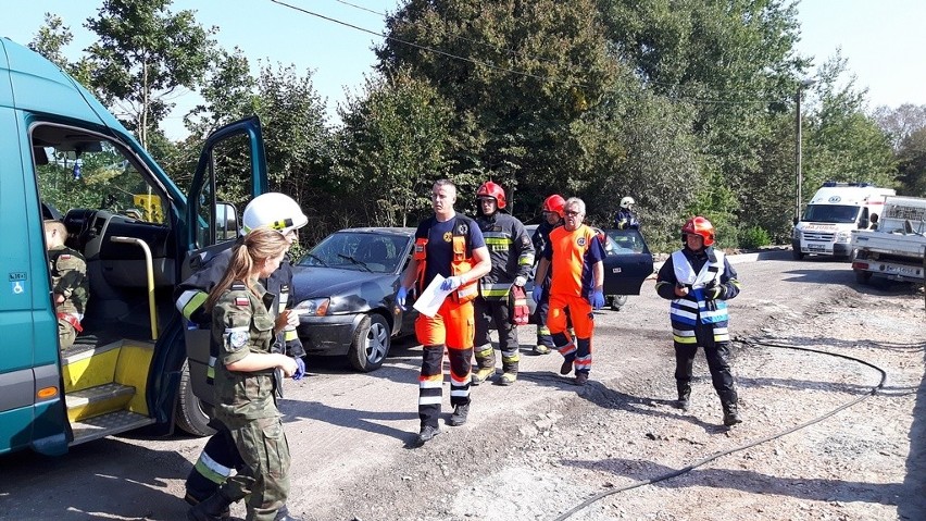 Strażacy ratowali rannych w wypadku drogowym podczas ćwiczeń w Przysusze [ZDJĘCIA]