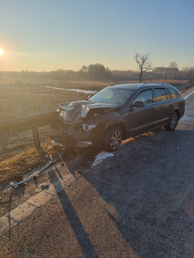 Wypadek w Jacentowie. Zderzyły się dwie osobówki i dostawczy bus, trzy osoby zostały ranne. Zobacz zdjęcia i wideo