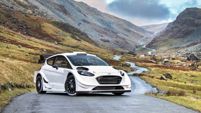 Ford Fiesta WRC Pod maską pracuje czterocylindrowy silnik EcoBoost o pojemności 1,6 litra. Dzięki turbodoładowaniu jednostka współpracująca z 6-biegową, sekwencyjną skrzynią biegów, dostarcza 380 KM i 450 Nm.Fot. Ford