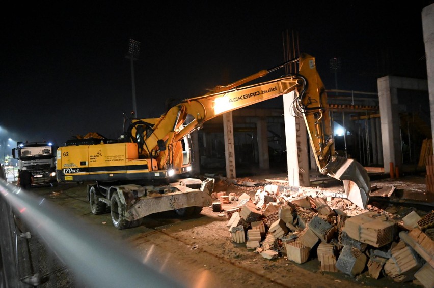 Nowy Sącz. Niewiarygodne! Część nowego stadionu Sandecji jest wyburzana! Pod osłoną nocy trwają prace na ul. Kilińskiego 47