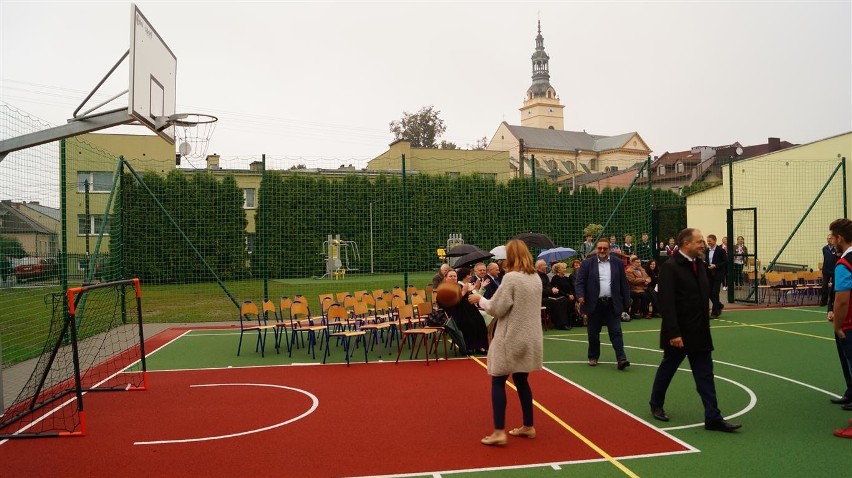 Kłobuck: Otwarcie boiska przy Zespole Szkół nr 2