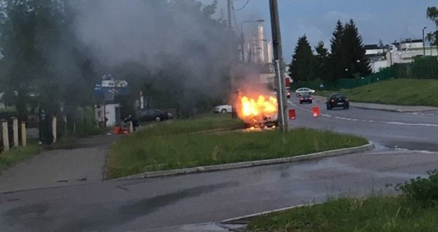 Pożar samochodu na ulicy Elewatorskiej w Białymstoku. Suzuki...
