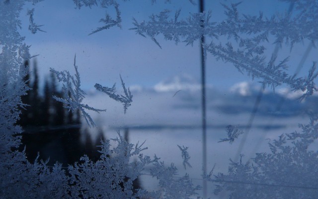 Miejscami prognozowany jest spadek temperatury powietrza do około -3°C, przy gruncie lokalnie do -5°C.