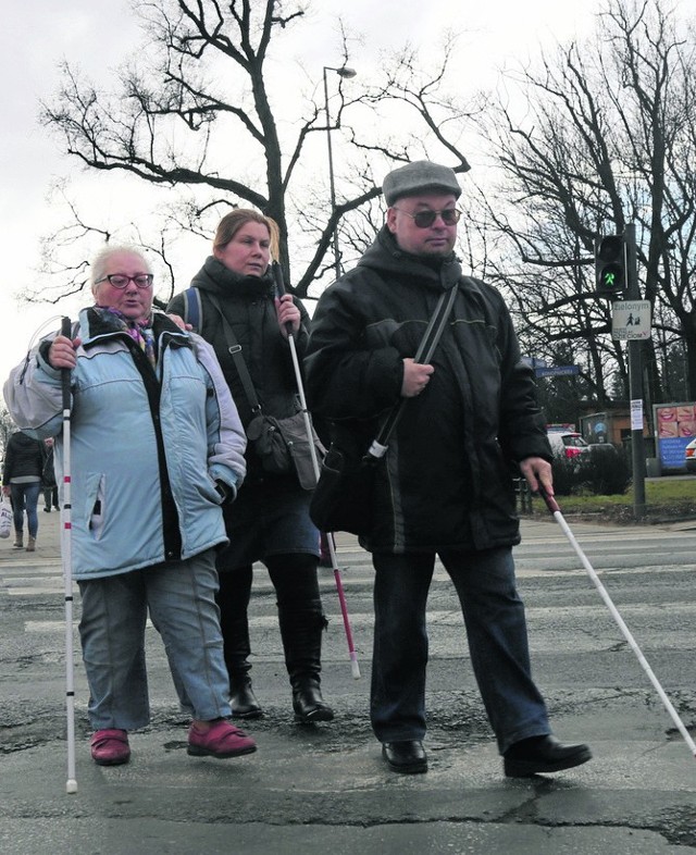 Przez wiele przejść dwujezdniowych w Krakowie piesi nie mogą przejść „na raz”