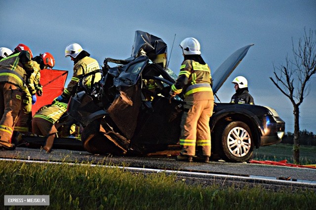 Tragiczny wypadek na trasie DK8 Wrocław - Kłodzko. Nie żyje 19-letnia kobieta. Więcej zdjęć z tego wypadku na Zabkowice.express-miejski.pl