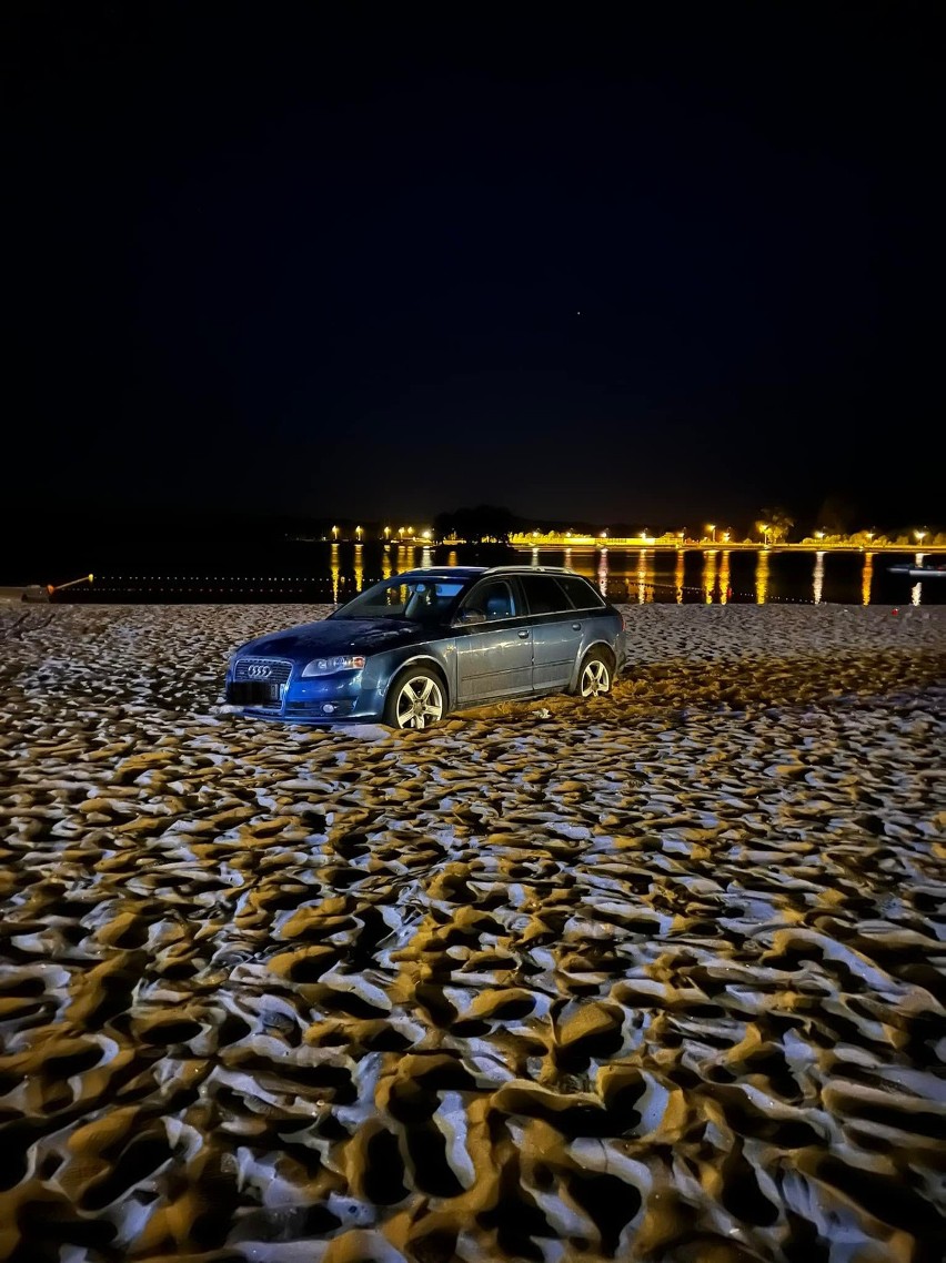 Pijany kierowca wjechał audi na plażę w Sielpi. Tam się... zakopał i wpadł w ręce policji 