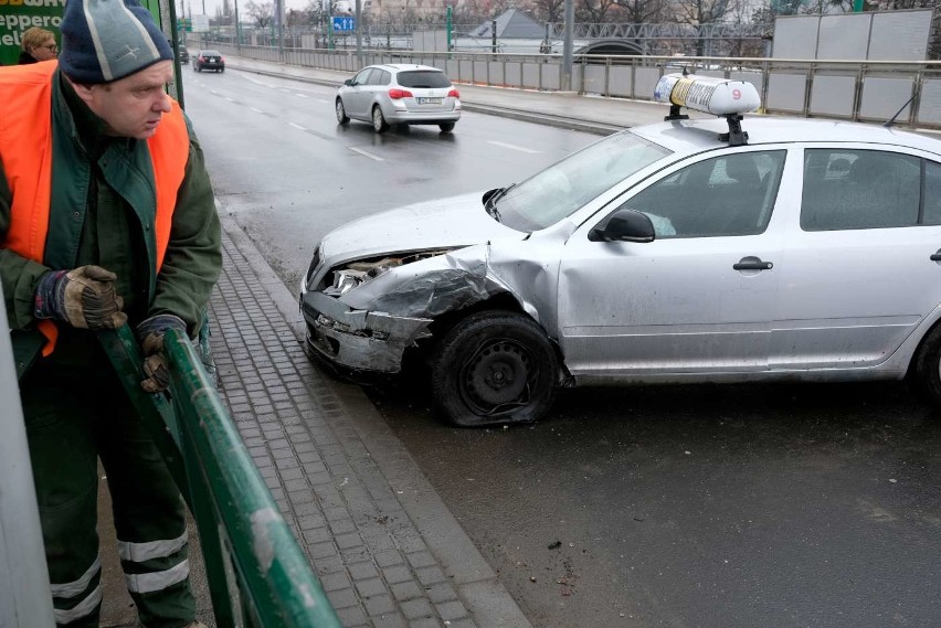 Samochód uderzył w przystanek na moście Dworcowym