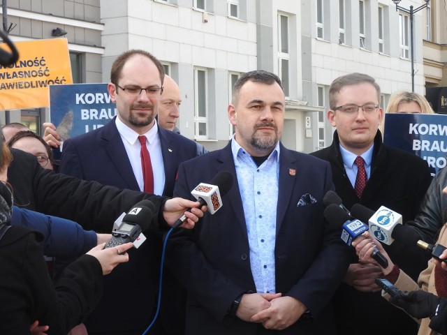 Od lewej: Marcin Sawicki, Piotr Lisiecki, Robert Winnicki - liderzy Konfederacji  w Podlaskiem i Warmińsko-Mazurskiem
