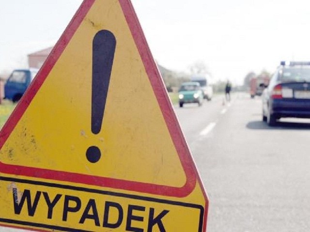 Dzisiaj (niedziela) w Jezierzu w gminie Kołczygłowy doszło do tragicznego wypadku. Nie żyje 52-letnia pasażerka volkswagena.