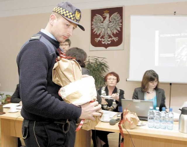 Strażnicy Miejscy zostali wezwani na wczorajszą sesję, by usunąć paczki z śmierdzącymi odpadami, które wcześniej ustawili protestujący mieszkańcy Radzikowa.