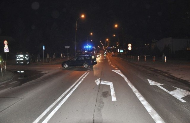 W wyniku wypadku 18-letnia pasażerka astry z urazem głowy i ogólnymi potłuczeniami trafiła do szpitala. Kierowcy obu pojazdów byli trzeźwi.