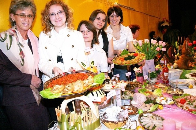 Tamara Mikołajczak, dyrektor placówki oraz uczennice - Katarzyna Kempara, Marlena Stefańska, Aneta Rutkowska i Anna Kwiatkowska. 