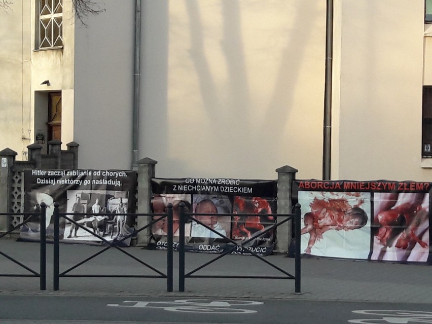 Zdjęcia zakrwawionych płodów na murze kościoła. Interweniowała policja