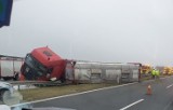 Wypadek tira na A4 w Mysłowicach. Wjechał w bariery i przewrócił się na bok. Ogromne utrudnienia w obu kierunkach
