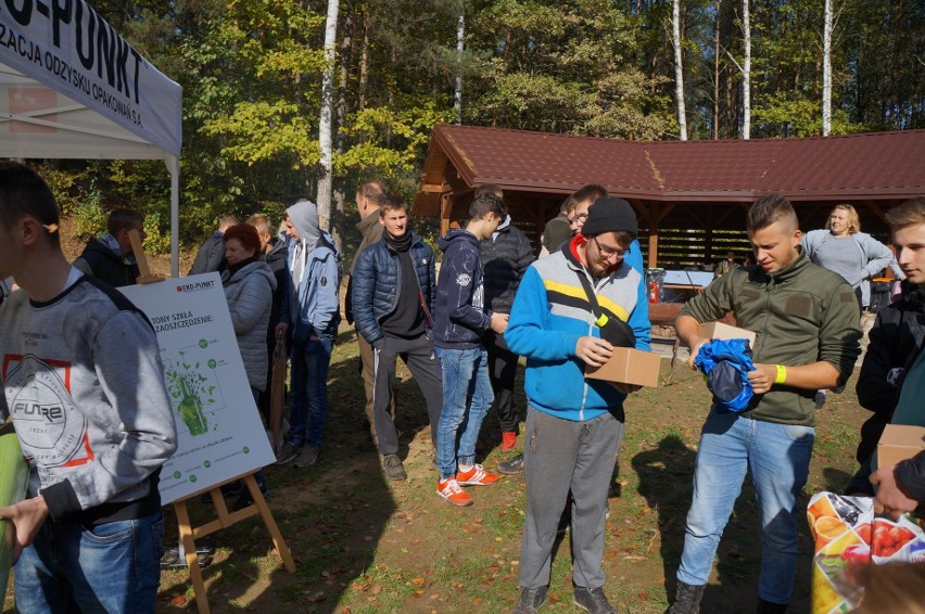 Uczniowie z Przysuchy mieli lekcję ekologii i sadzili las