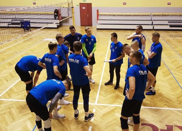 Siatkarze w piątek trenowali w hali we Wrocławiu, gdzie w sobotę rozegrany zostanie mecz, Gwardii z Buskowianką.