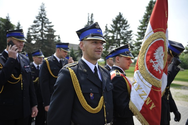 W Skępem odbywały się tegoroczne obchody Powiatowego Dnia Strażaka. Najpierw odprawiona została uroczysta msza święta w klasztorze Ojców Bernardynów, po czym wszyscy udali się na plac przed miejscowym Zespołem Szkół, gdzie kontynuowano dalsze uroczystości.Podczas apelu bryg. Piotr Rutkowski przyjął uroczyście obowiązki Komendanta Powiatowego Państwowej Straży Pożarnej w Lipnie, a nowi strażacy złożyli ślubowanie. Nie zabrakło także wręczenia odznaczeń, medali, aktów nadania wyższych stopni służbowych oraz wyróżnień i nagród. Powiatowy Dzień Strażaka był okazją do przekazania przez starostę lipnowskiego Krzysztofa Baranowskiego czeku o wartości 35 tysięcy złotych na zakup umundurowania. Powiat przekazał także na rzecz jednostki samochód osobowy marki Peugeot 301, będący dotychcasz przedmiotem użyczenia.Flesz - wypadki drogowe. Jak udzielić pierwszej pomocy?