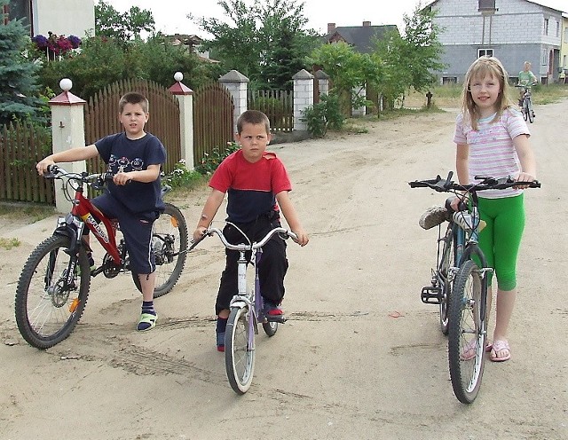 Latem chętnie wsiadamy na rower - dzieci, dorośli i młodzież.