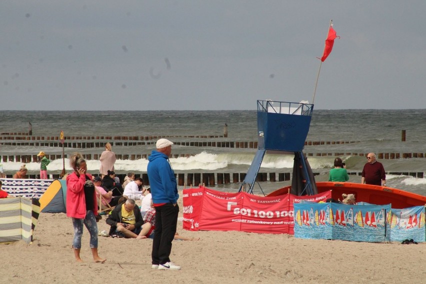Środowe południe na plaży w Mielnie. Turyści wykorzystują każdą chwilę ze słońcem [ZDJĘCIA]